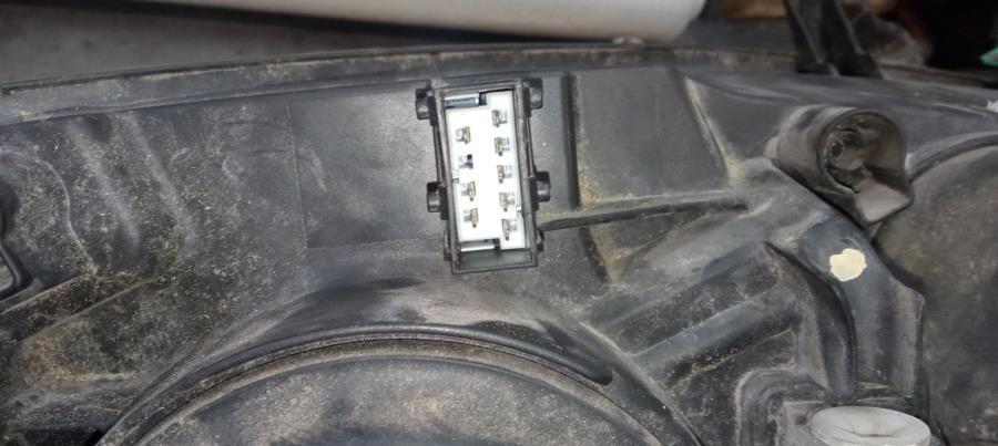 FARO-DELANTERO-IZQUIERDO-PEUGEOT-307-1-6-16V-109CV-Ano-2003-Auto-Desguace-Luque