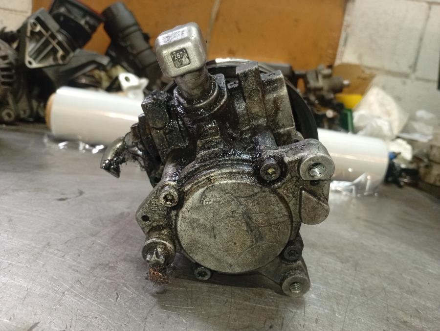 BOMBA-DE-DIRECCION-HIDRAULICA-MERCEDES-CLASE-E-W210-2-6-CAT-170-CV-Ano-2000-Auto-Desguace-Luque