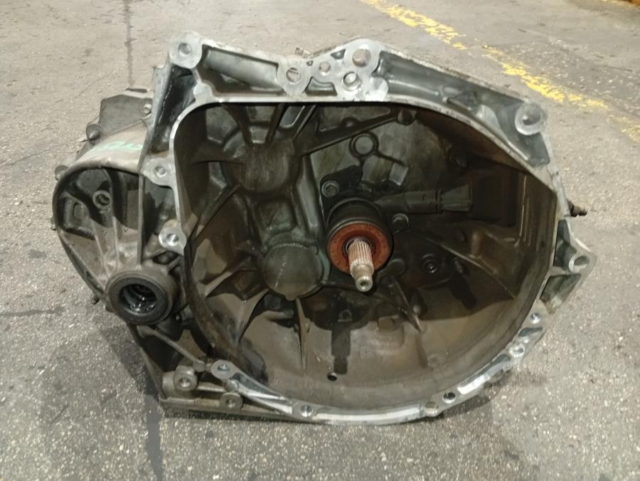 CAJA-DE-CAMBIOS-MANUAL-CITROEN-C4-1-6-E-HDI-FAP-114-CV-Ano-2015-Auto-Desguace-Luque