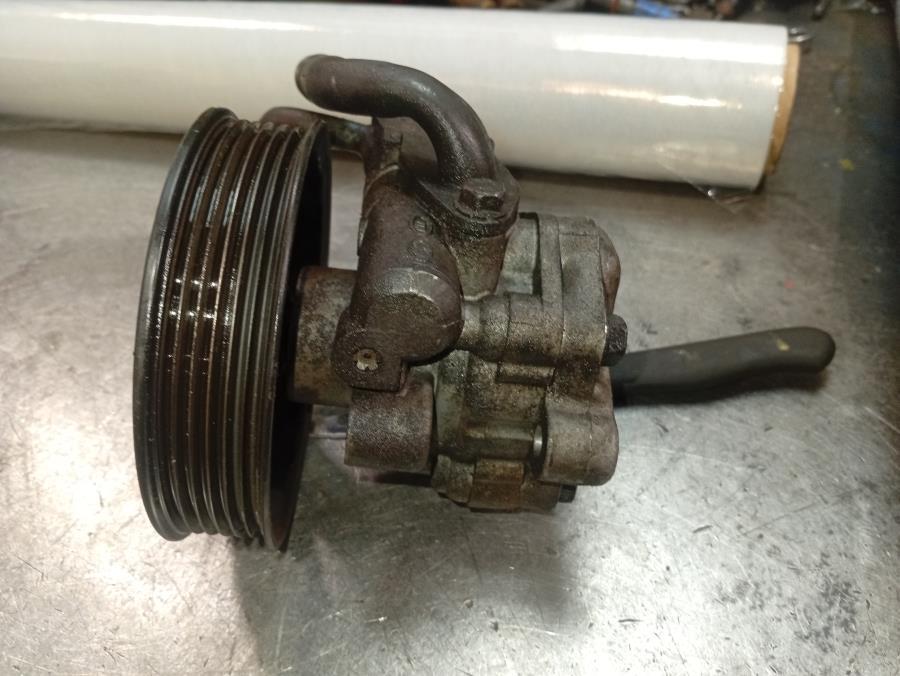 BOMBA-DE-DIRECCION-HIDRAULICA-KIA-CARENS-2-0-TURBODIESEL-CAT-113-CV-Ano-2003-Auto-Desguace-Luque