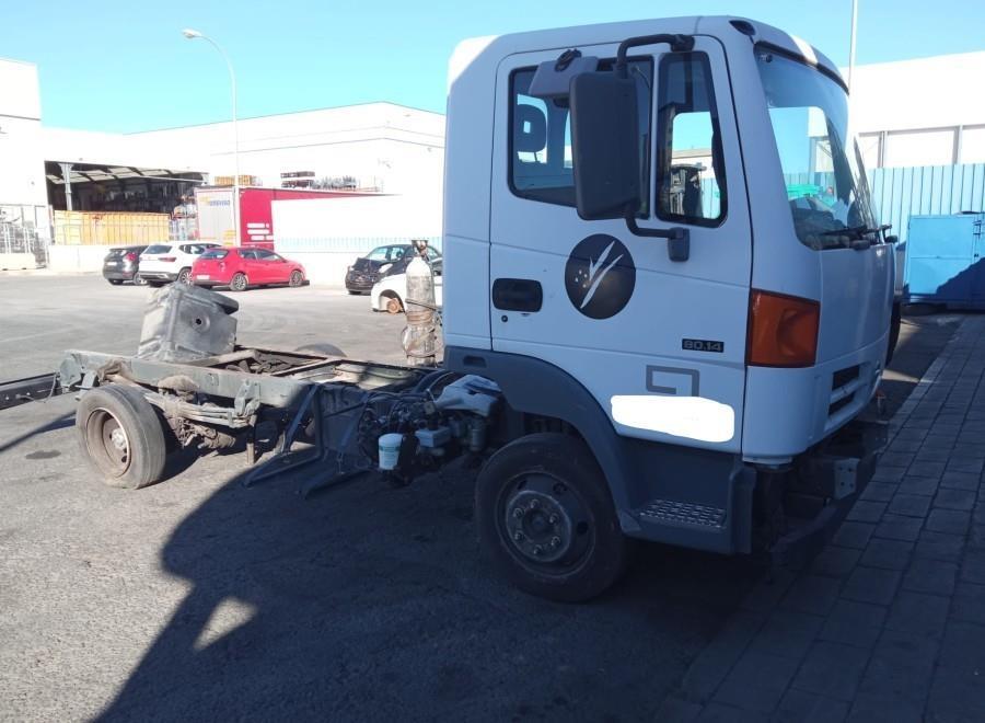 FARO-DELANTERO-DERECHO-NISSAN-ATLEON-4-0-D-Ano-2005-Auto-Desguace-Luque
