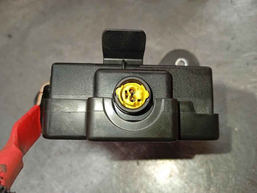 FUSIBLE-RELE-BATERIA-RENAULT-CLIO-V-1-6-HIBRIDO-103-KW-E-TECH-140-CV-Ano-2021-Auto-Desguace-Luque