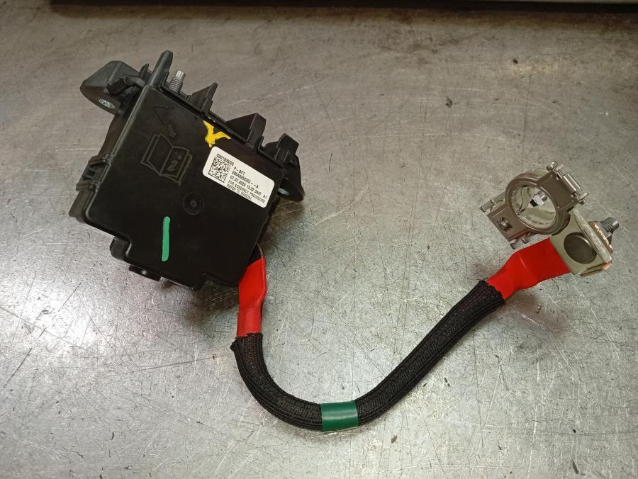 FUSIBLE-RELE-BATERIA-RENAULT-CLIO-V-1-6-HIBRIDO-103-KW-E-TECH-140-CV-Ano-2021-Auto-Desguace-Luque