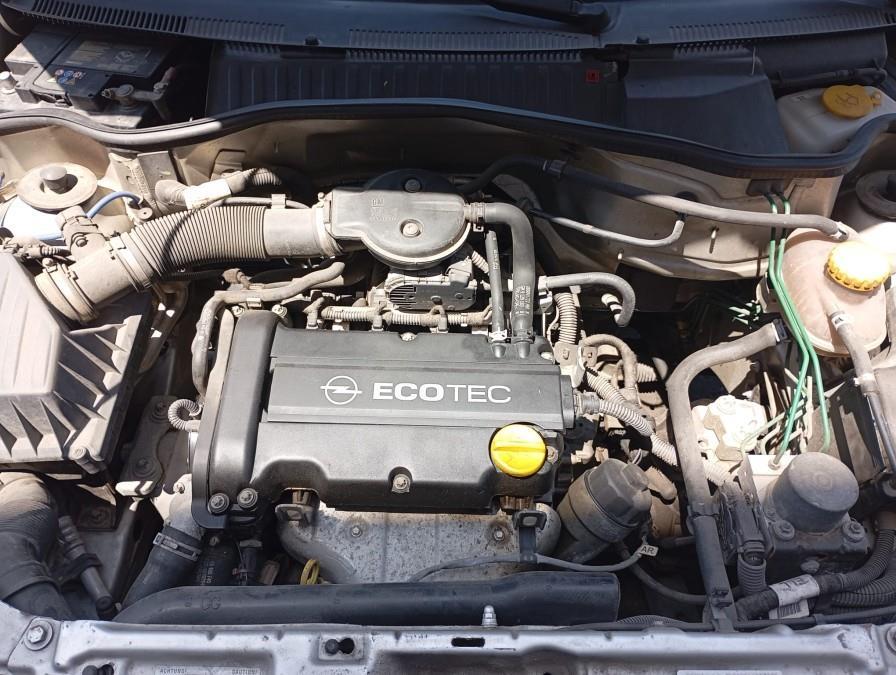 FARO-DELANTERO-DERECHO-OPEL-CORSA-C-1-2-16V-75CV-Ano-2004-Auto-Desguace-Luque