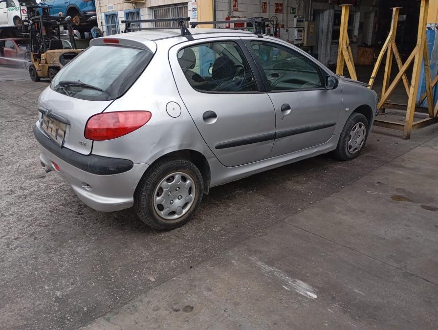 MOTOR-COMPLETO-PEUGEOT-206-1-4-8V-Ano-2000-Auto-Desguace-Luque