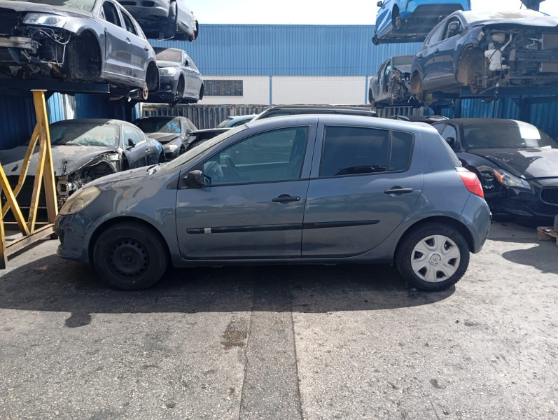 Imagen vehículo DESPIECE COMPLETO DE RENAULT CLIO III 1.5 DCI DIESEL CAT (86CV) DEL AÑO 2008 - Auto-Desguace Luque